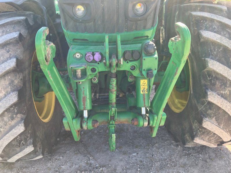 John Deere 6215R