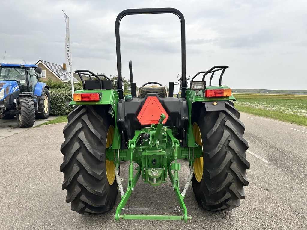 John Deere 5075E