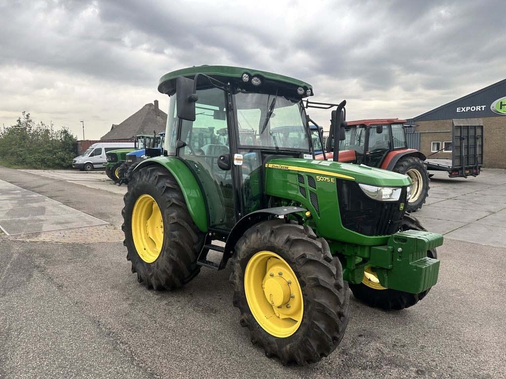 John Deere 5075E