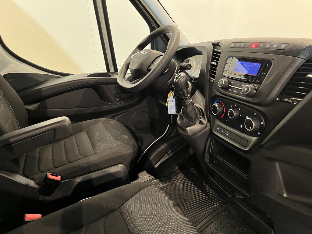 Iveco Daily 35S14V 2.3 410 Bakwagen / Dhollandia Laadklep / Meubelbak / Euro 6 / Airco / Cruise Control / Camera / 3-Zits / 30.000 KM !!