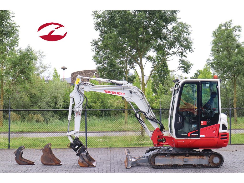 Takeuchi TB 235-2 | TILT COUPLER | 3X BUCKET | HAMMER / SHEAR