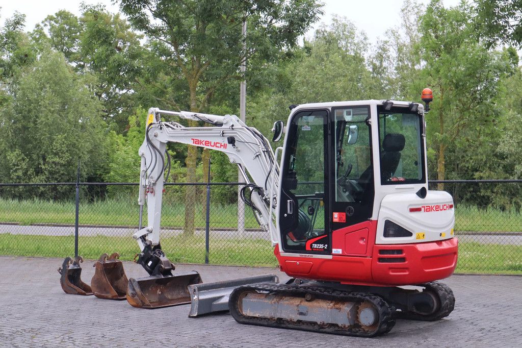 Takeuchi TB 235-2 | TILT COUPLER | 3X BUCKET | HAMMER / SHEAR