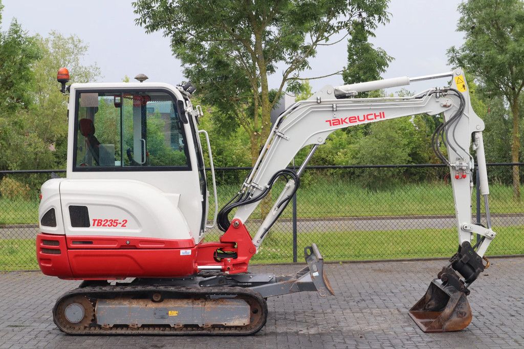 Takeuchi TB 235-2 | TILT COUPLER | 3X BUCKET | HAMMER / SHEAR