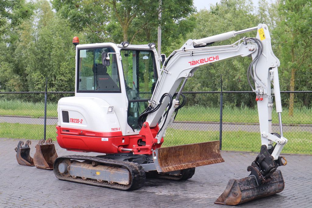 Takeuchi TB 235-2 | TILT COUPLER | 3X BUCKET | HAMMER / SHEAR