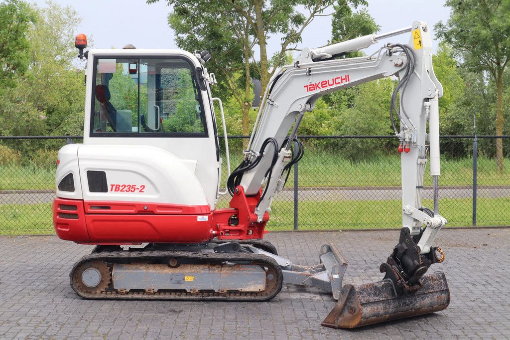 Takeuchi TB 235-2 | TILT COUPLER | 3X BUCKET | HAMMER / SHEAR