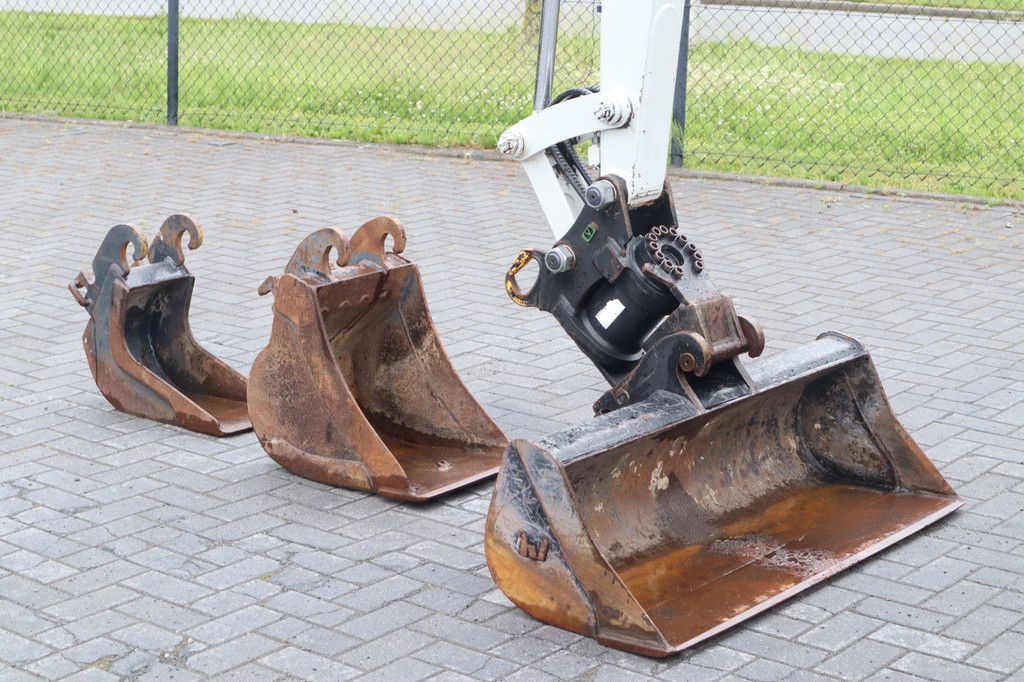 Takeuchi TB 235-2 | TILT COUPLER | 3X BUCKET | HAMMER / SHEAR