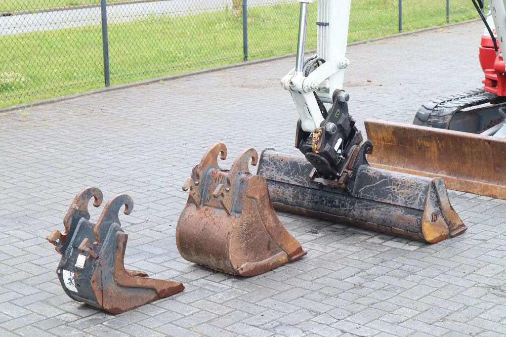 Takeuchi TB 235-2 | TILT COUPLER | 3X BUCKET | HAMMER / SHEAR