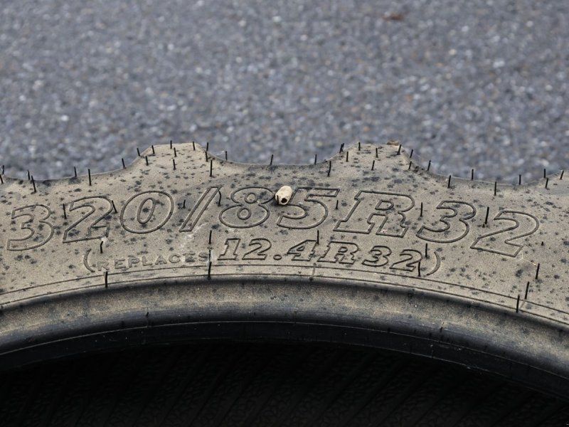 BKT 320/85 R32 AGRIMAX RT855