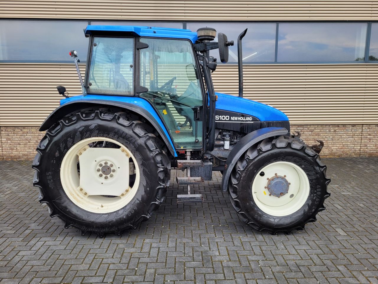 New Holland ts-100