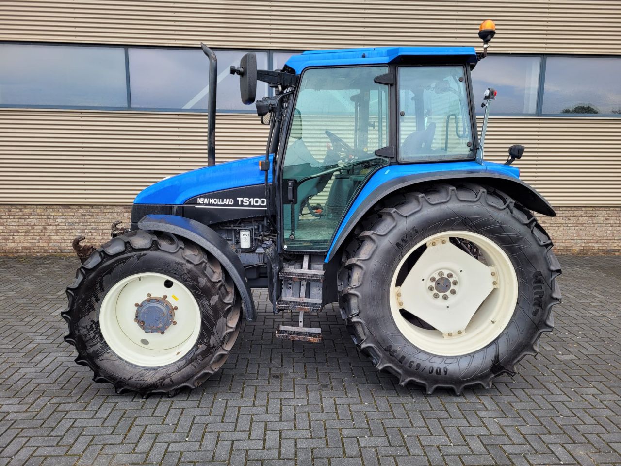 New Holland ts-100