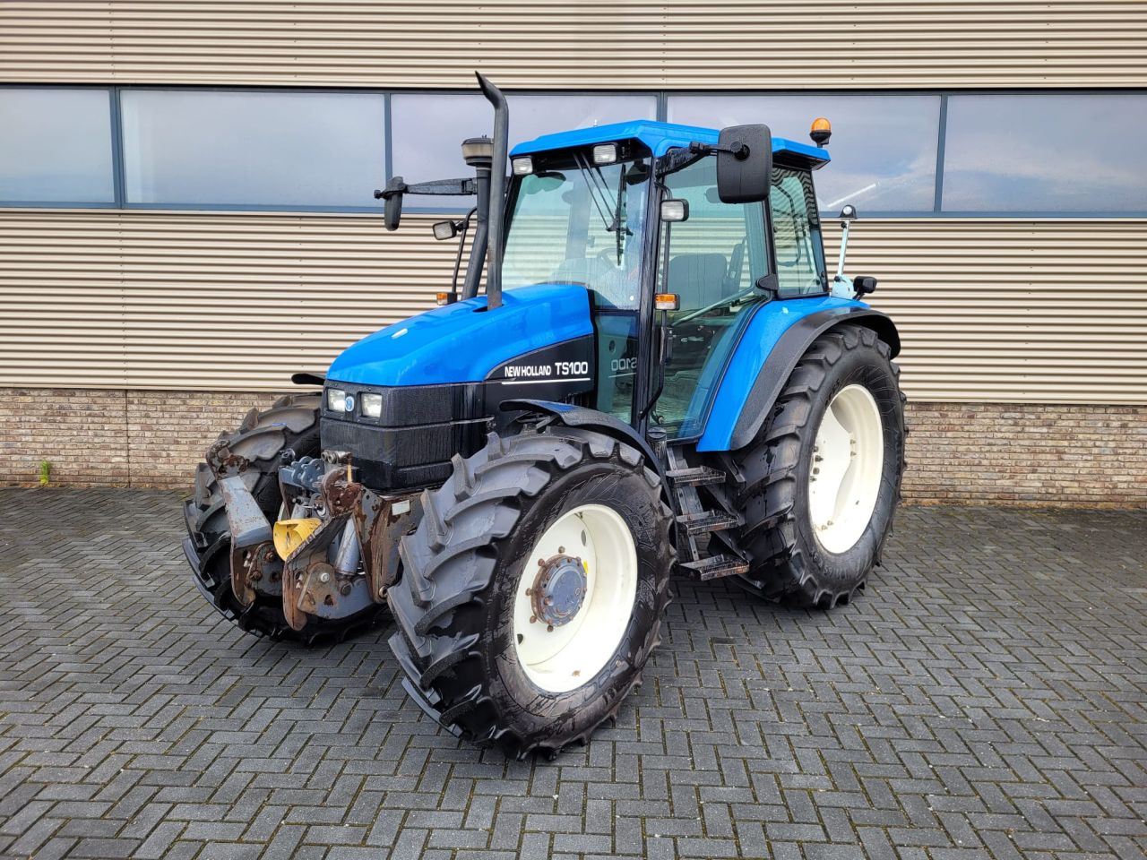 New Holland ts-100