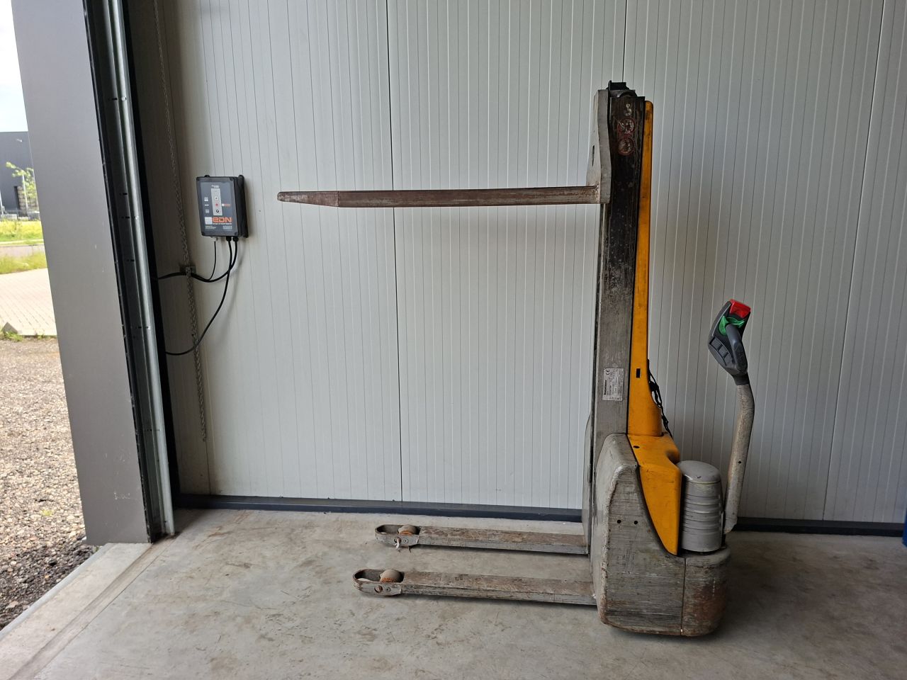 Elektrische stapelaar jungheinrich ec 10 165 cm 1000 kg