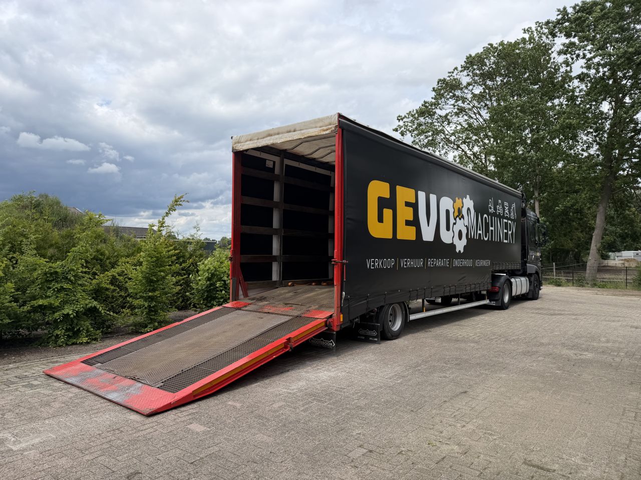 Nooteboom Semi dieplader machine transport laadklep