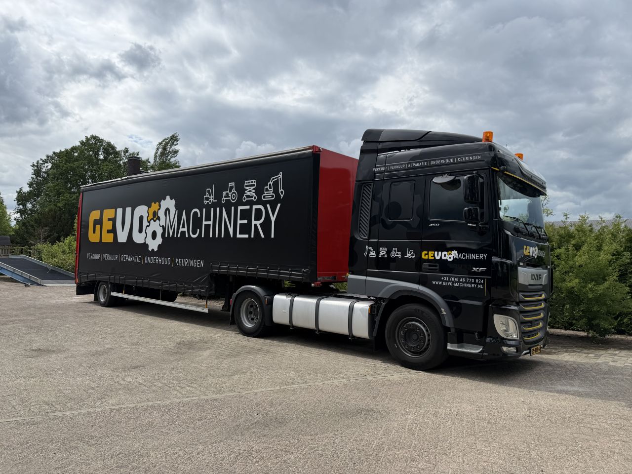 Nooteboom Semi dieplader machine transport laadklep
