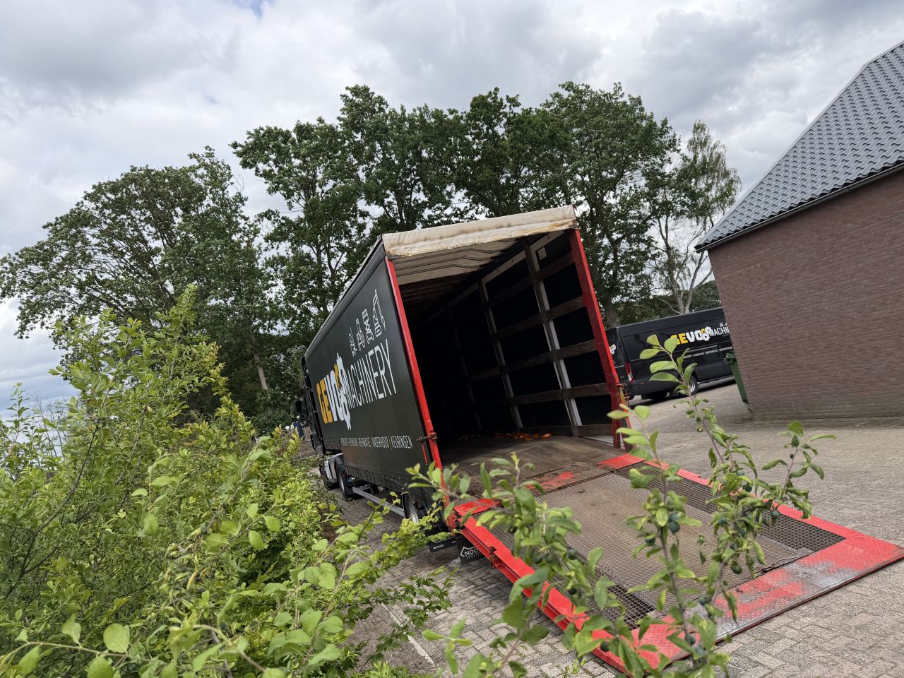 Nooteboom Semi dieplader machine transport laadklep