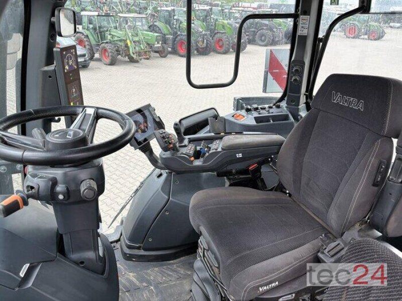 Valtra Q305