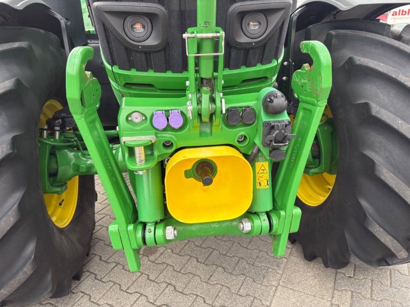 John Deere 6R215