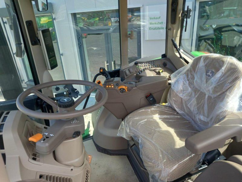 John Deere 6195M