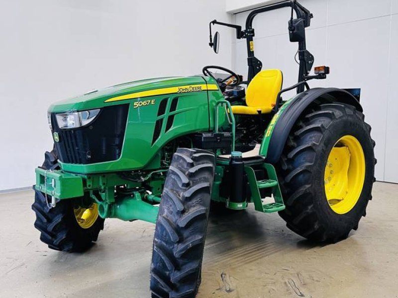John Deere 5067E