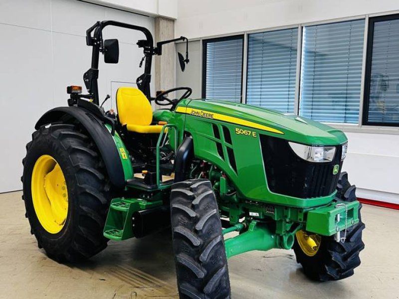 John Deere 5067E