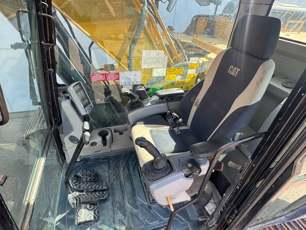 CAT 320FL - New Bucket / Hammer Lines / Camera