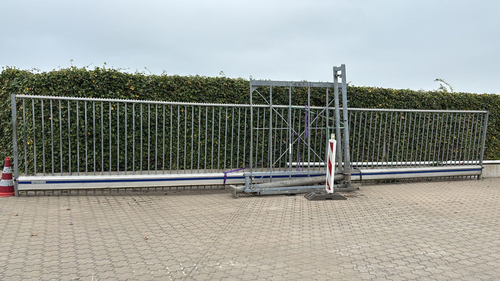 Aangeboden Handbediende Heras Schuifpoort 9 meter