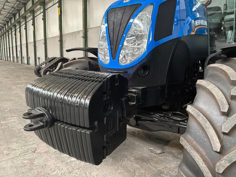 2014 New Holland T7.185 4-wheel drive farm tractor
