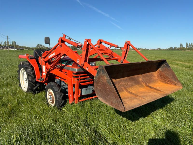Kubota Sunshine L1-225 Mini-Traktor mit Allradantrieb und Frontlader