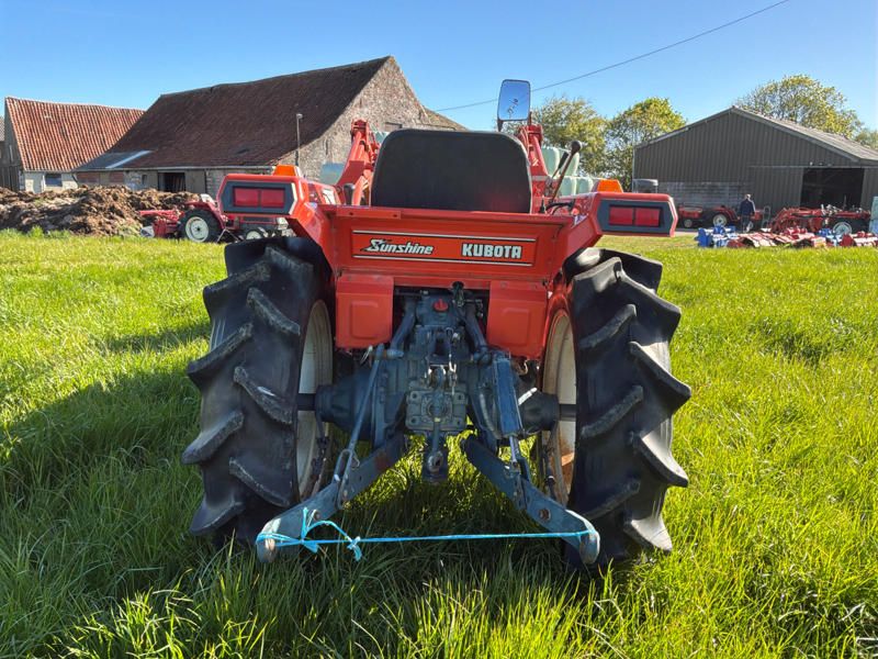 Kubota Sunshine L1-225 Mini-Traktor mit Allradantrieb und Frontlader
