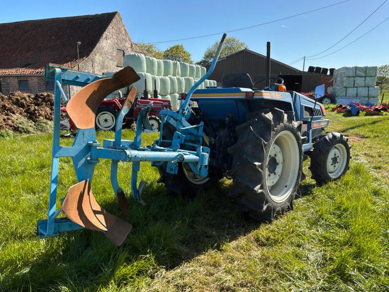 Iseki Landhope 240 Mini-Traktor mit Allradantrieb und Drehpflug