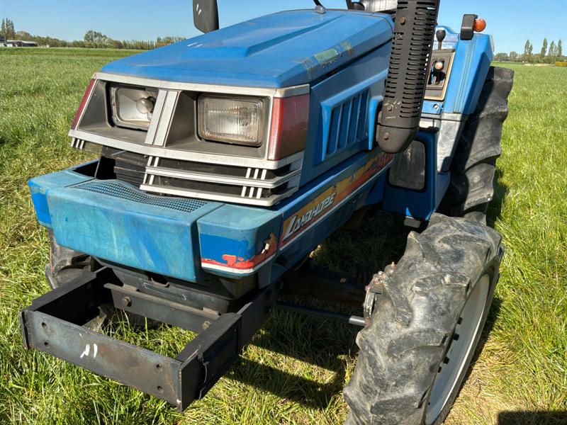 Iseki Landhope 240 Mini-Traktor mit Allradantrieb und Drehpflug
