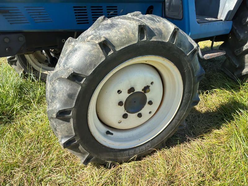 Iseki Landhope 240 Mini-Traktor mit Allradantrieb und Drehpflug