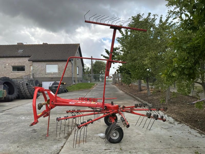 Kuhn GA301 GM getragener Schwader