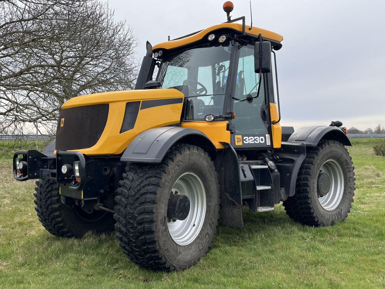 JCB Fastrac 3230 PLUS 65 km/h