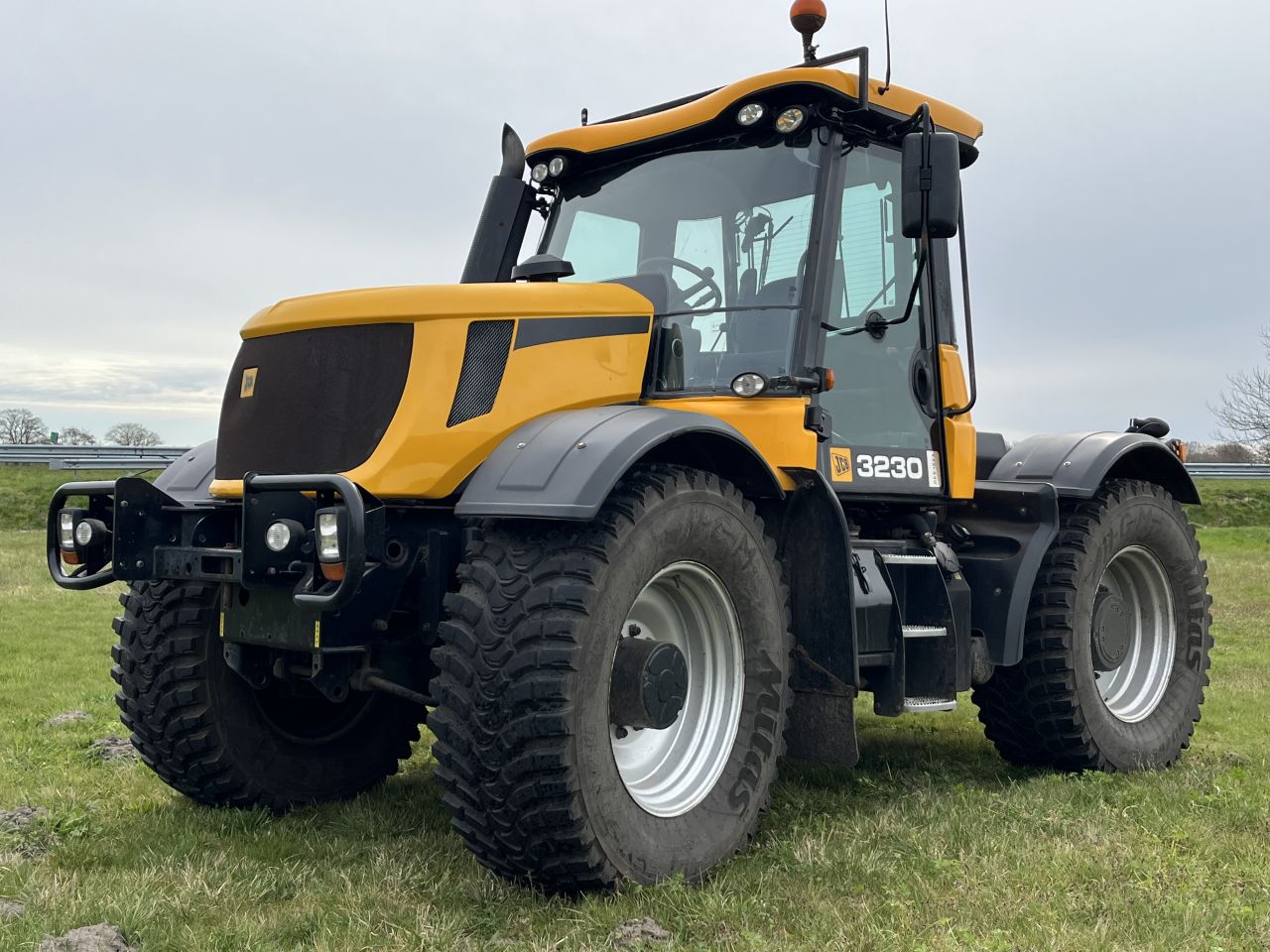 JCB Fastrac 3230 PLUS 65 km/h
