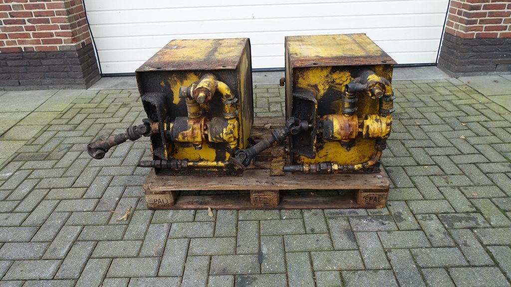 Hydrauliek tank met mechanische aangedreven pomp