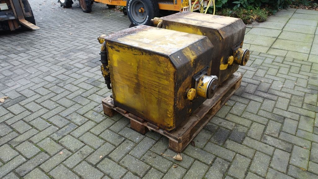Hydrauliek tank met mechanische aangedreven pomp