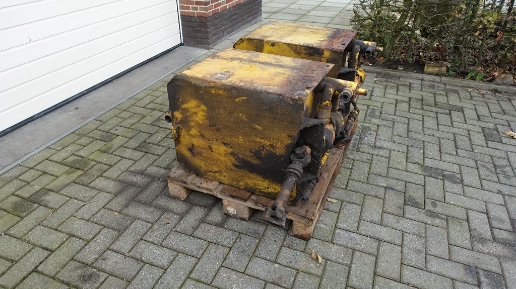 Hydrauliek tank met mechanische aangedreven pomp