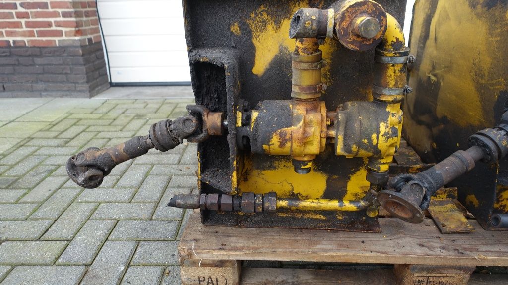 Hydrauliek tank met mechanische aangedreven pomp
