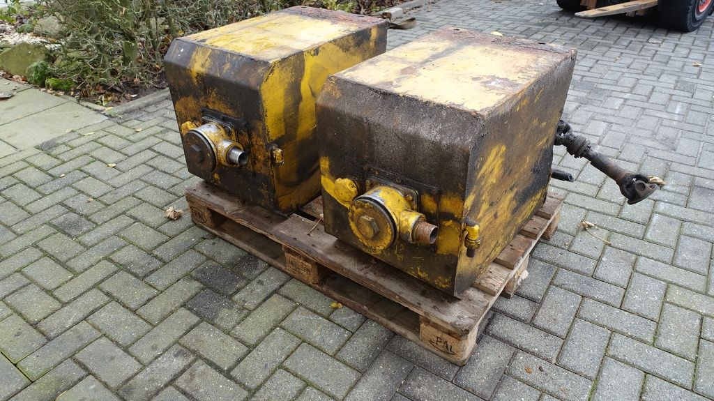 Hydrauliek tank met mechanische aangedreven pomp