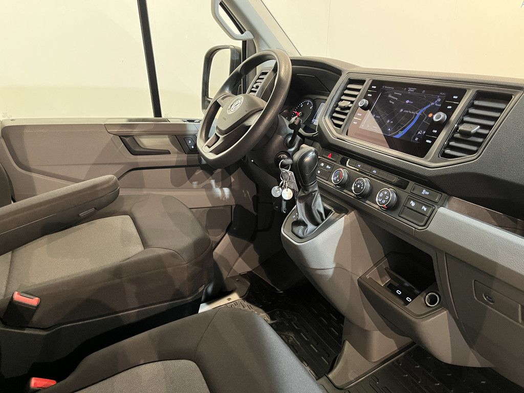 Volkswagen Crafter 35 2.0 TDI L3H3 140 PK Automaat / Euro 6 / Trekhaak 3.000 KG / Airco / Cruise Control / PDC / CarPlay / Navigatie / 3-Zits / 56.200 km !!