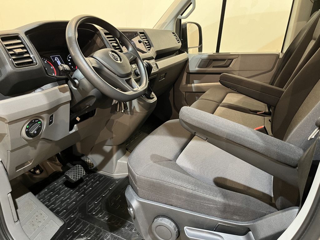 Volkswagen Crafter 35 2.0 TDI L3H3 140 PK Automaat / Euro 6 / Trekhaak 3.000 KG / Airco / Cruise Control / PDC / CarPlay / Navigatie / 3-Zits / 56.200 km !!