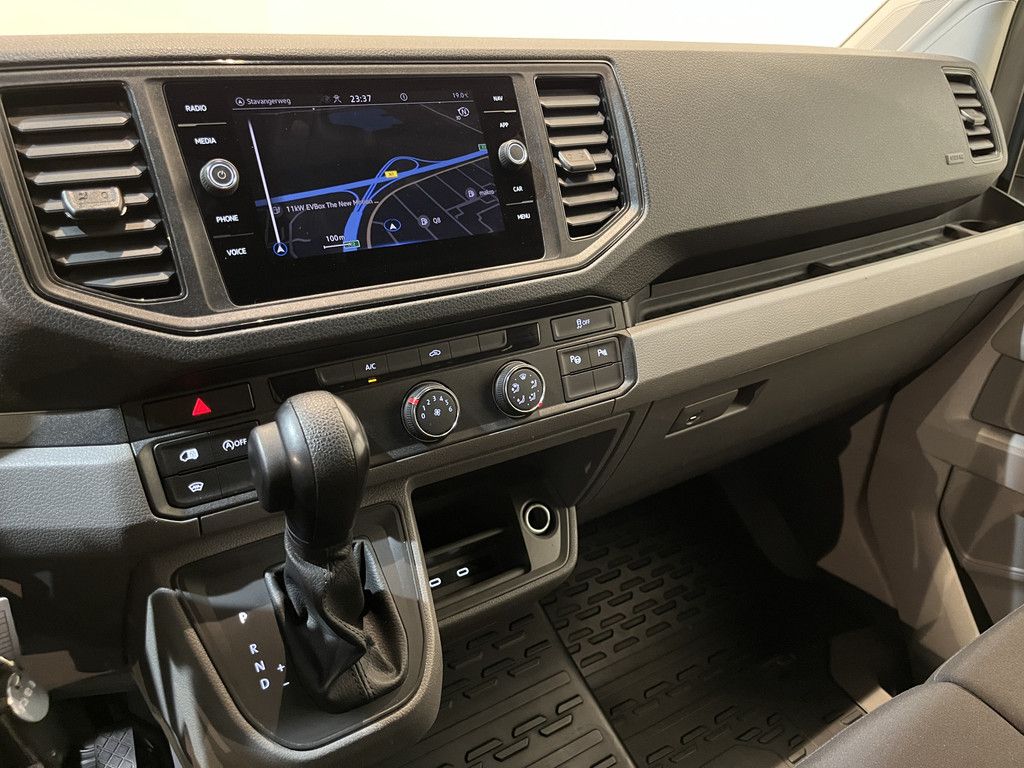 Volkswagen Crafter 35 2.0 TDI L3H3 140 PK Automaat / Euro 6 / Trekhaak 3.000 KG / Airco / Cruise Control / PDC / CarPlay / Navigatie / 3-Zits / 56.200 km !!