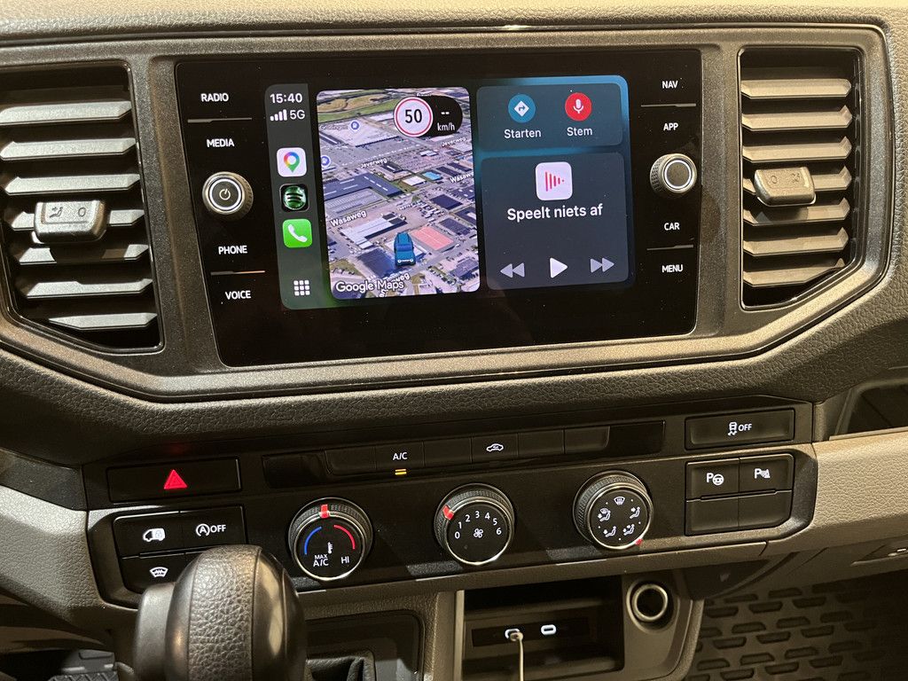 Volkswagen Crafter 35 2.0 TDI L3H3 140 PK Automaat / Euro 6 / Trekhaak 3.000 KG / Airco / Cruise Control / PDC / CarPlay / Navigatie / 3-Zits / 56.200 km !!
