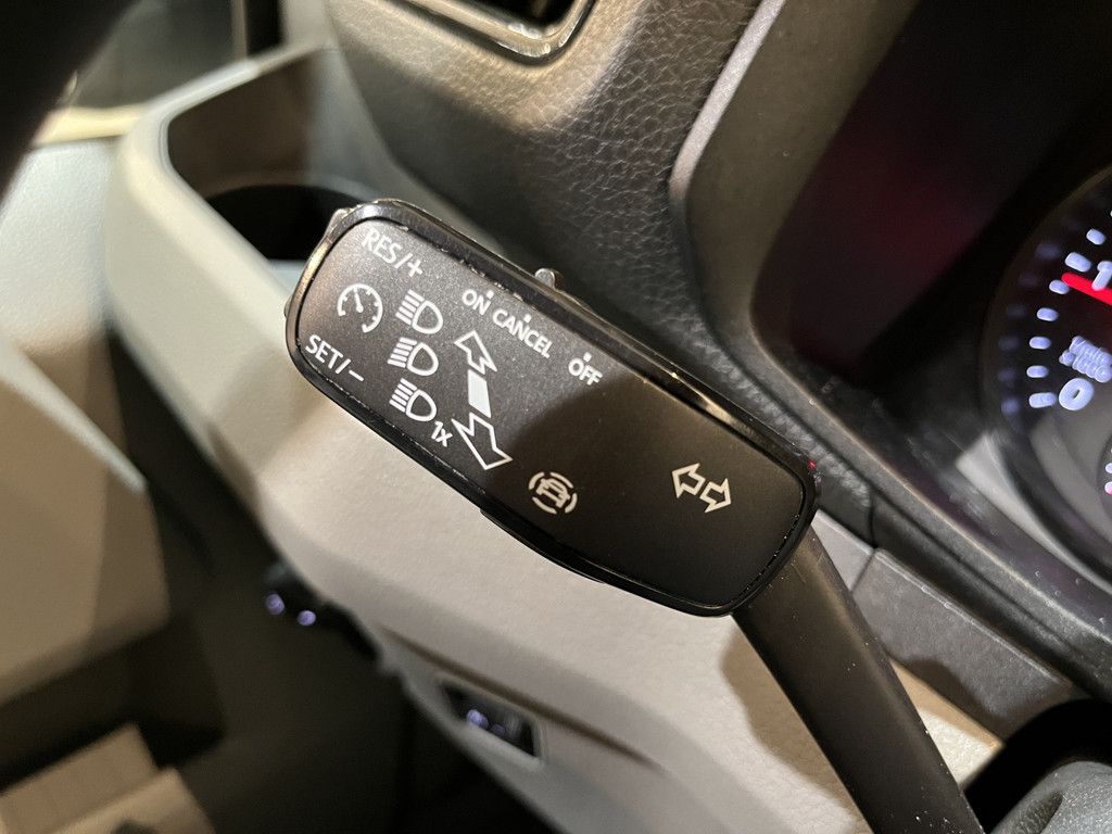 Volkswagen Crafter 35 2.0 TDI L3H3 140 PK Automaat / Euro 6 / Trekhaak 3.000 KG / Airco / Cruise Control / PDC / CarPlay / Navigatie / 3-Zits / 56.200 km !!