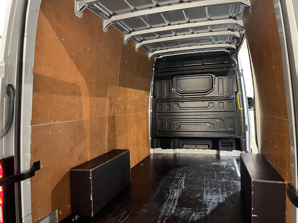 Volkswagen Crafter 35 2.0 TDI L3H3 140 PK Automaat / Euro 6 / Trekhaak 3.000 KG / Airco / Cruise Control / PDC / CarPlay / Navigatie / 3-Zits / 56.200 km !!