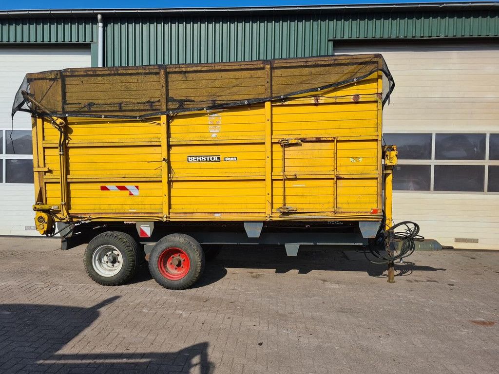 Self-loading wagon