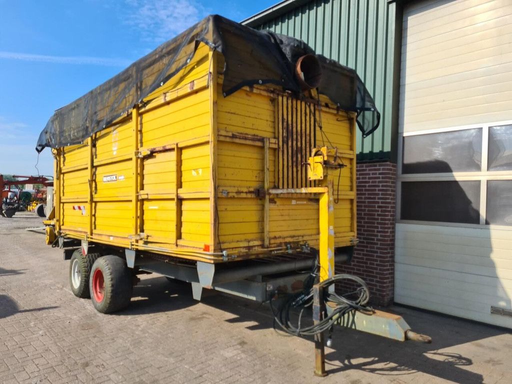 Self-loading wagon