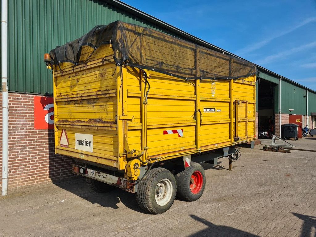 Self-loading wagon