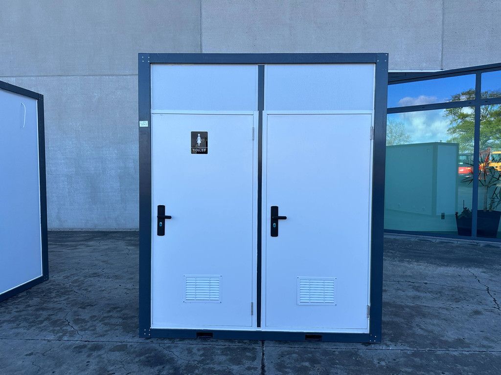 Neue Doppel-Toilettenkabine